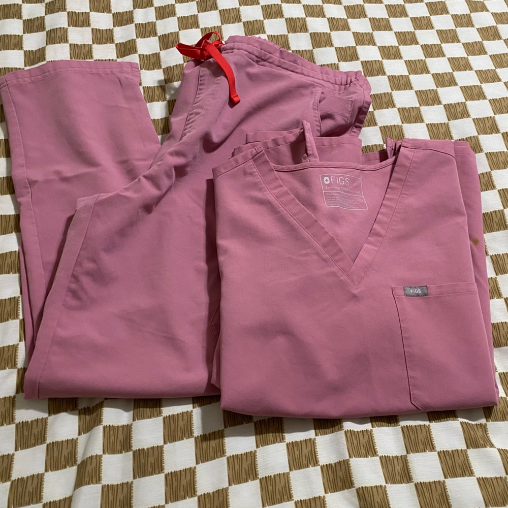 Women’s chalk pink scrub set top is 2xl bottoms xL
